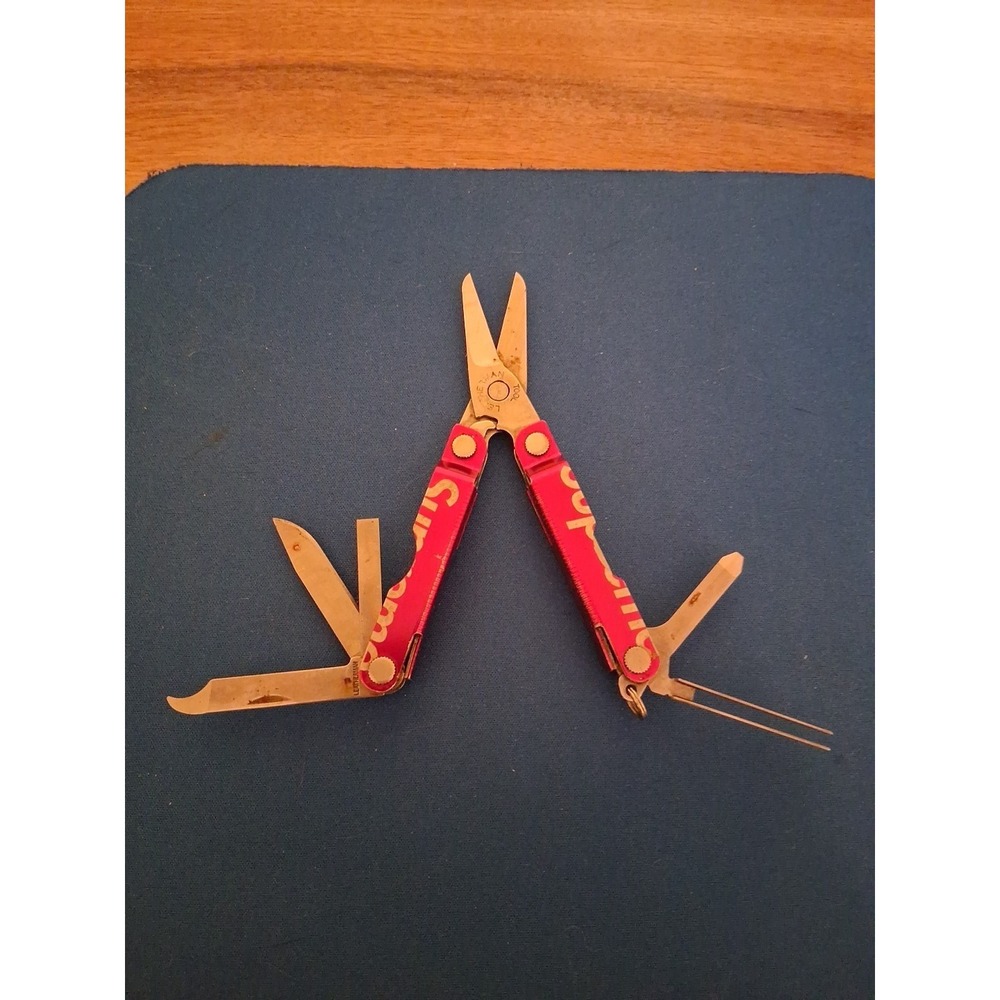 Leatherman Squirt PS4 Multitool Keychain Tool w/ Supreme Logo